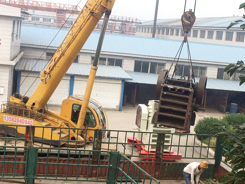 海祥疊層振動(dòng)篩廠家的V型破碎機(jī)在金秋來(lái)臨之際發(fā)貨啦！